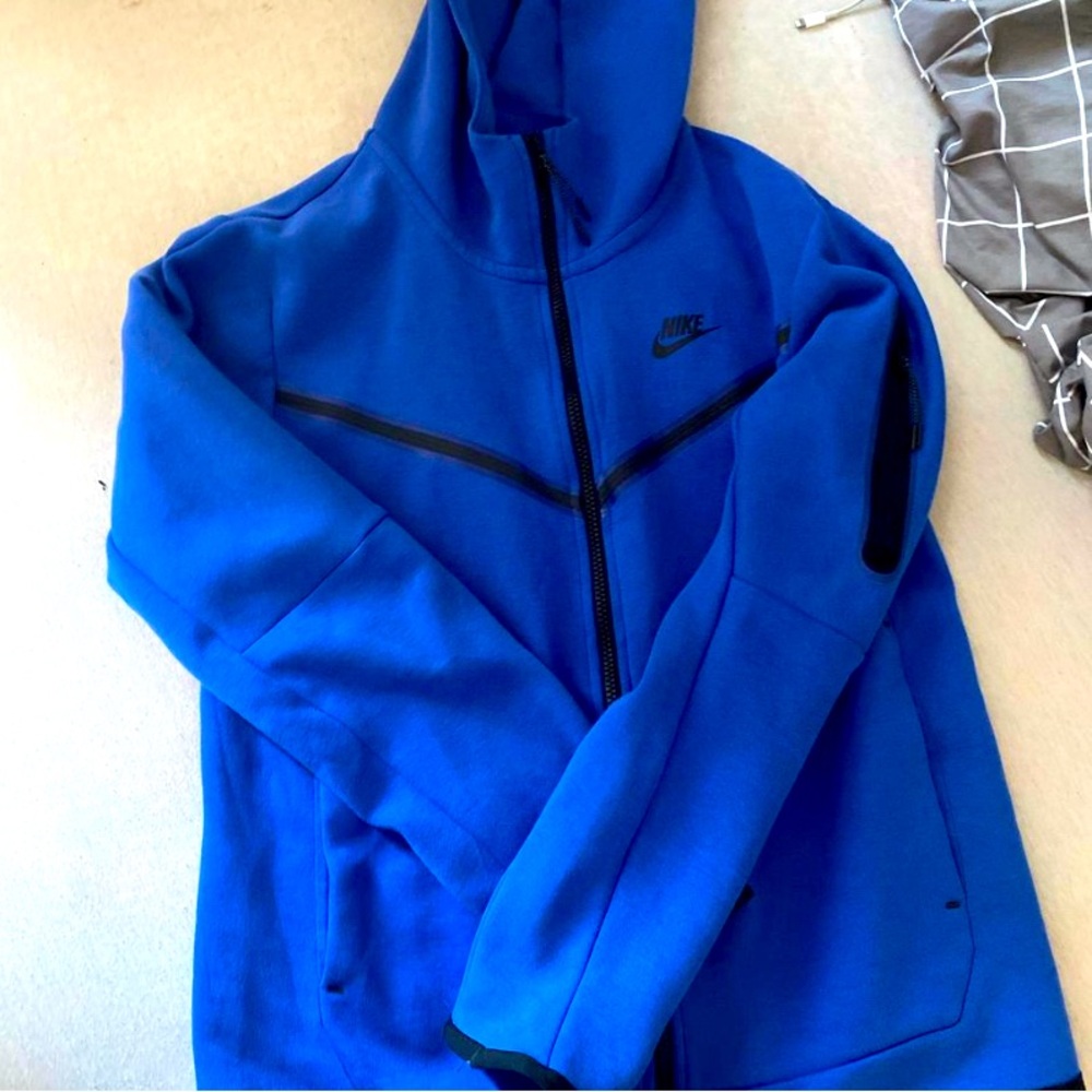 Blue nike tech